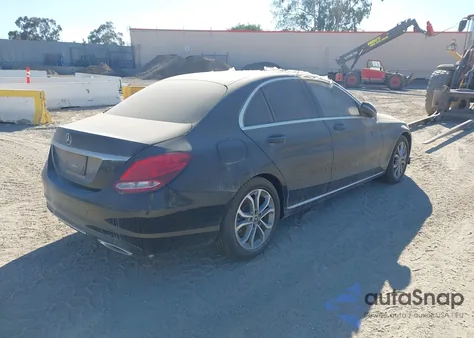 2018 Mercedes-Benz C 300 z USA, uszkodzony, nr VIN 55SWF4JB1JU271523